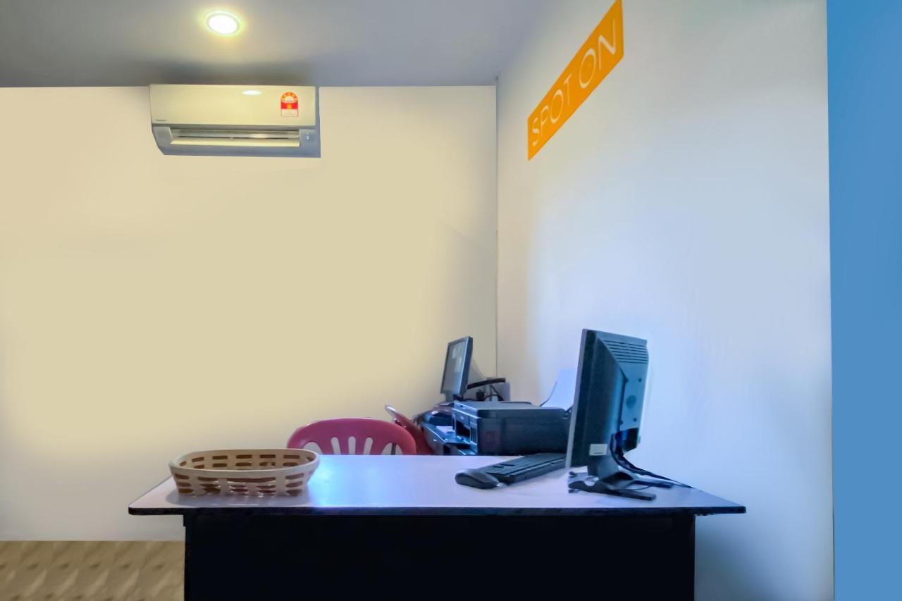 Spot On 90123 Rainbow Guest House George Town Bagian luar foto